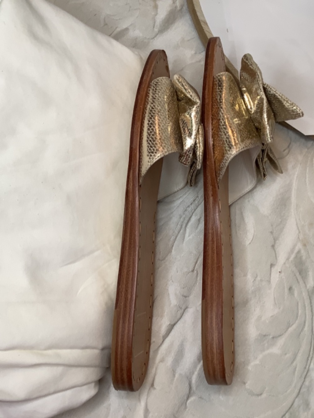 EUC Dolce Vita Gold Bow Sandal slip on flats - Picture 9 of 10